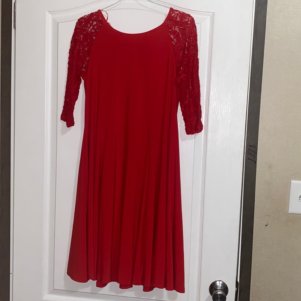 Julian Taylor New York Size 6 with lace sleeves
